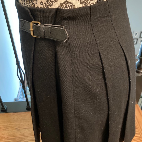 Uniqlo pleated black skirt - Picture 2 of 4